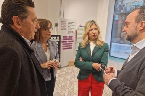 La vicepresidenta del Gobierno de Aragón, Mar Vaquero, en su visita al Caivis de Zaragoza junto al arquitecto Santiago Carroquino, directora del IAM, María Antoñanzas, y Ángel García Sansigre, gerente de infraestructuras de Justicia. DGA